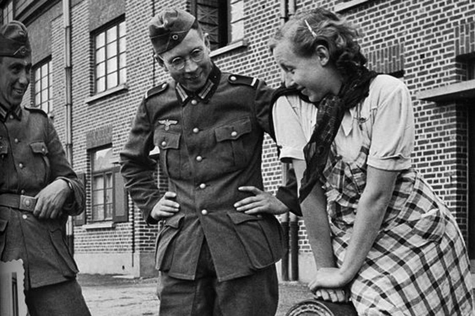 German soldiers flirting with maiden WW2 Photo Glossy 4*6 in С008