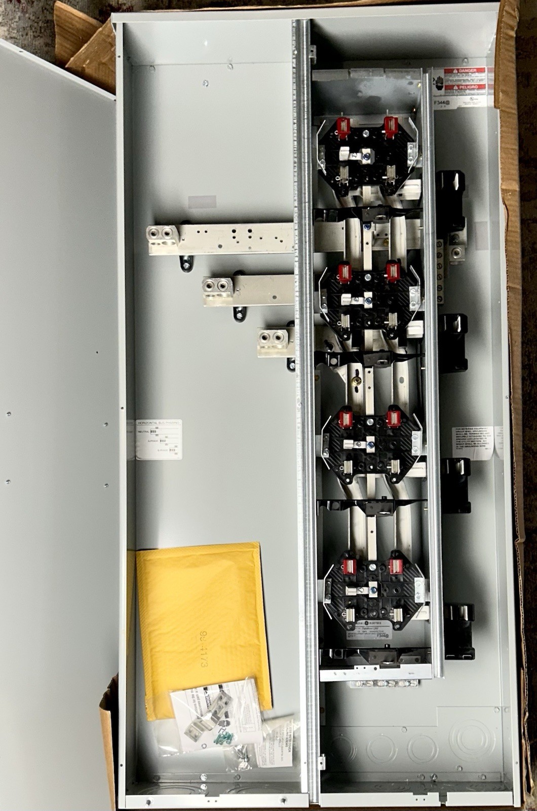 GE/General Electric TMMR4412RF RINGLESS 400 Amp 1Ph-3W 4 SOCKET 240V Panelboard