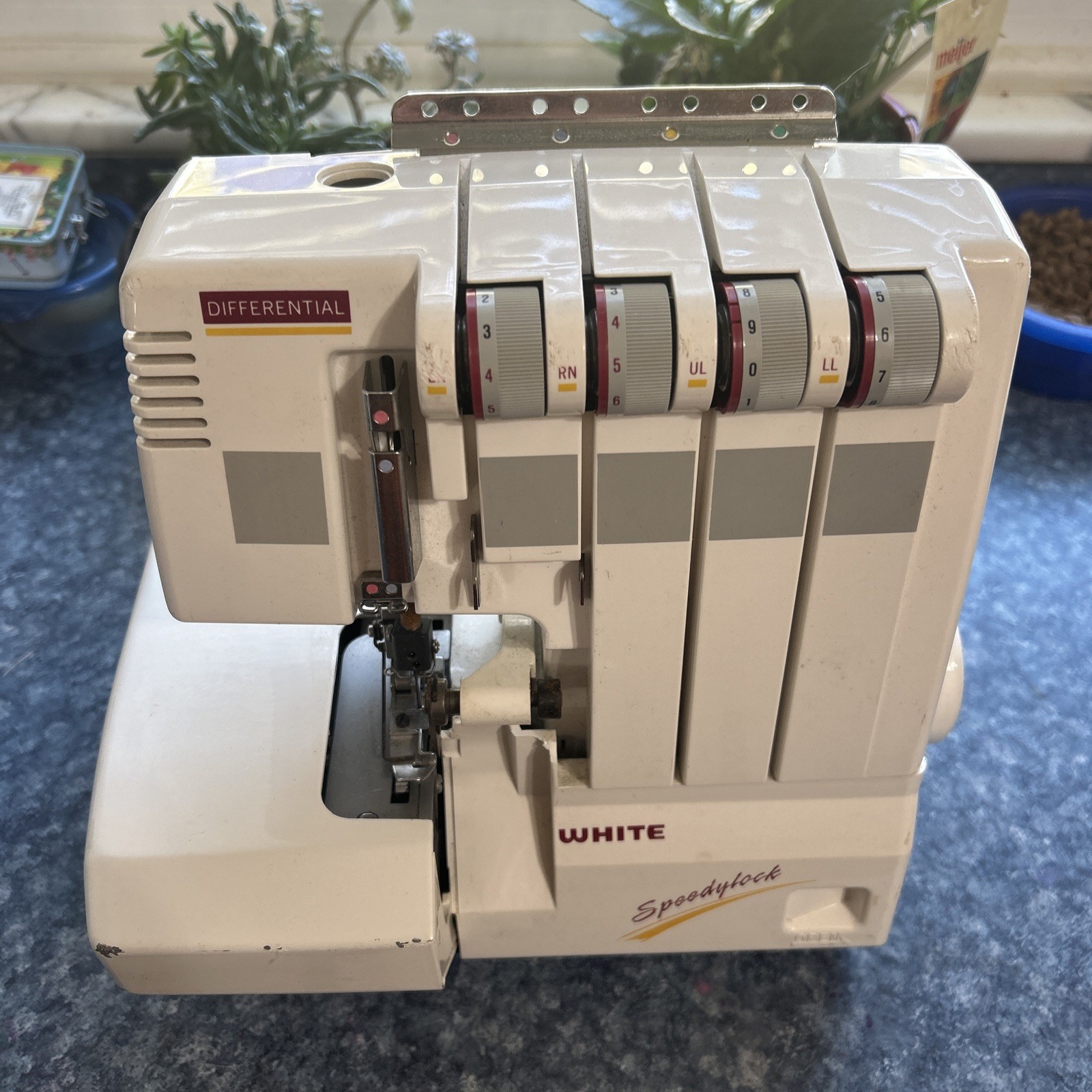 White Speedylock Model 7340 Serger 3/4 Thread Overlock Sewing Machine