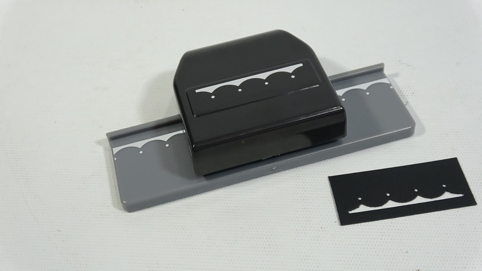 Ek Success Border Edge Locking Paper Punch - Scallops With Dot
