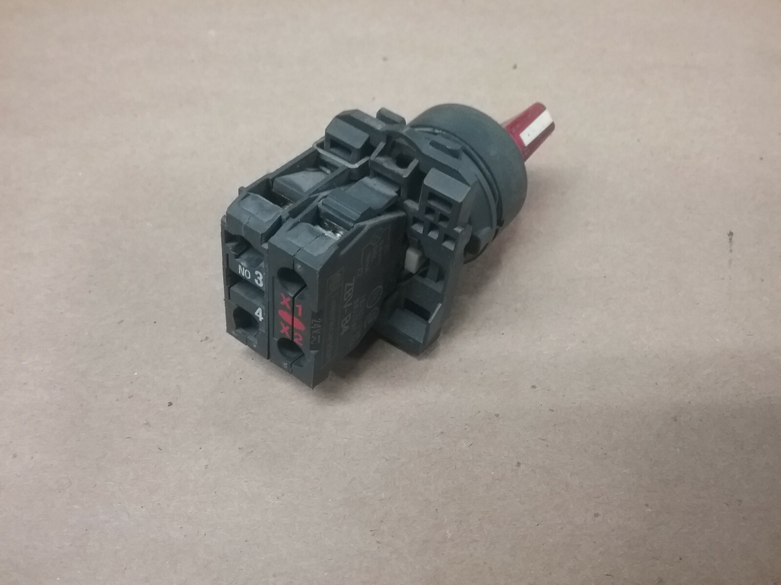 Telemecanique 2-Position RED selector Switch ZBE-101 ZBV-B4 #08F81