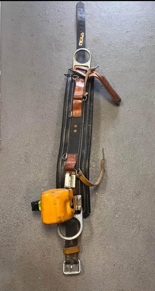 JELCO LM18946 Full Floating Linemen's Body Belt  Size 24/46 W/Jelco Retractable