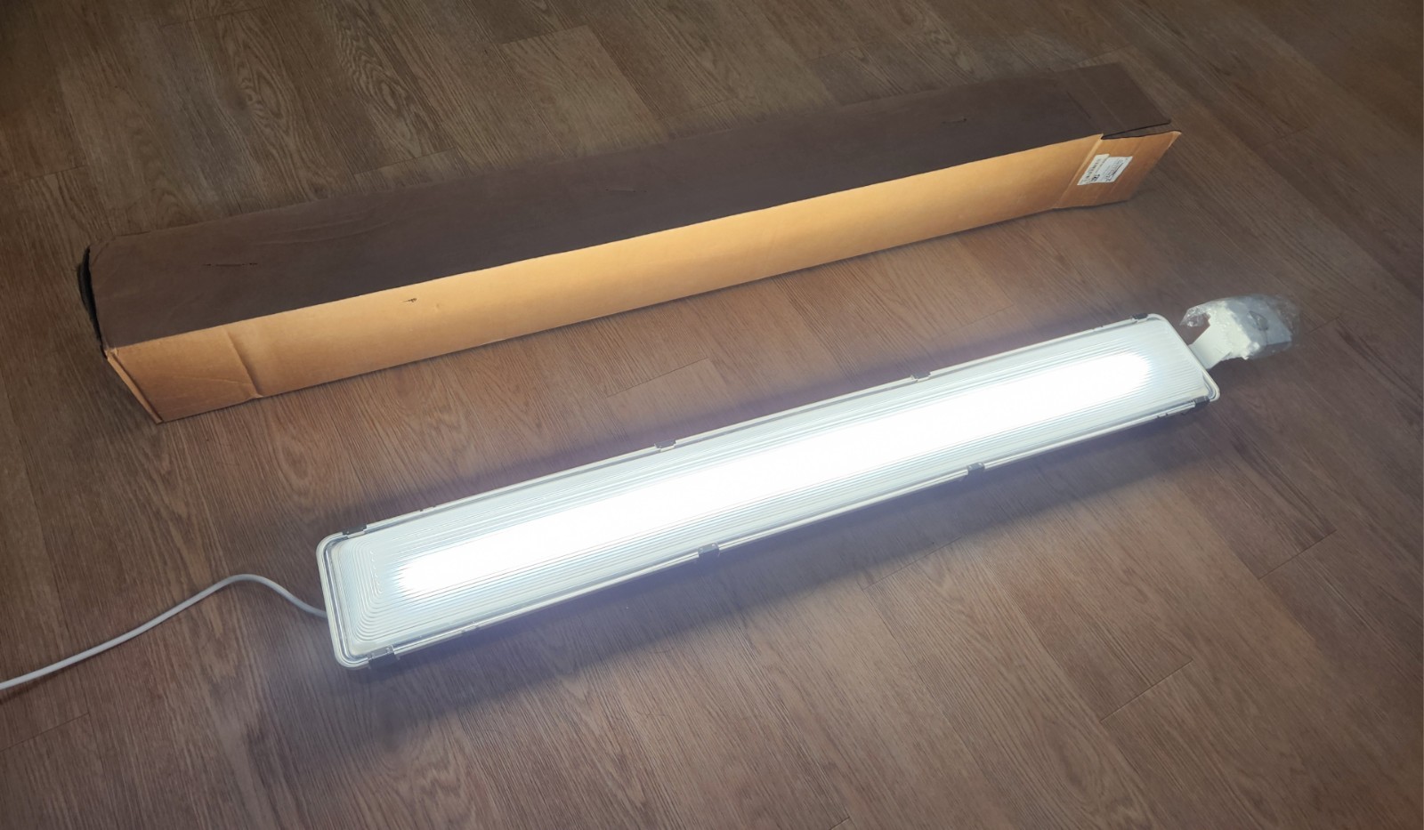 IPL Model WTZ-28WLED-UNIV-40-SS-USBD Vapor Tight LED Light & Motion Sensor NEW!