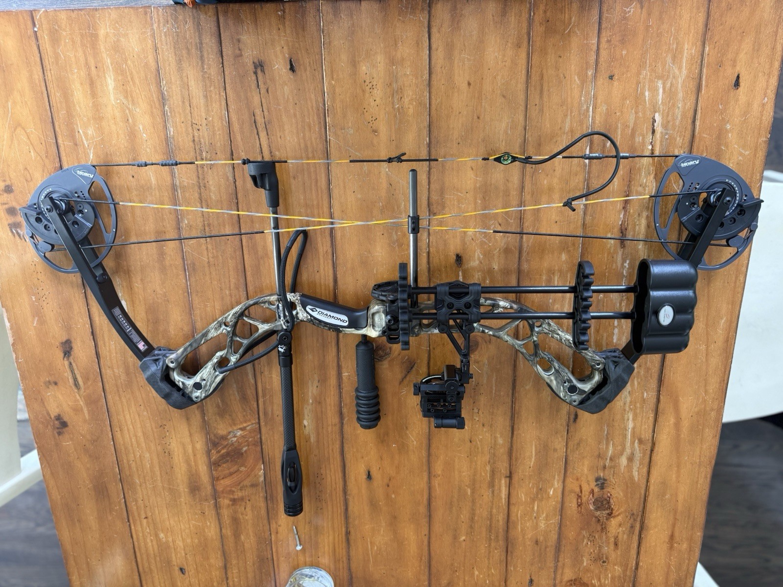 Diamond Edge 320 Right Hand Compound Bow 70lb 31in Camo/Black w/ 5-Pin
