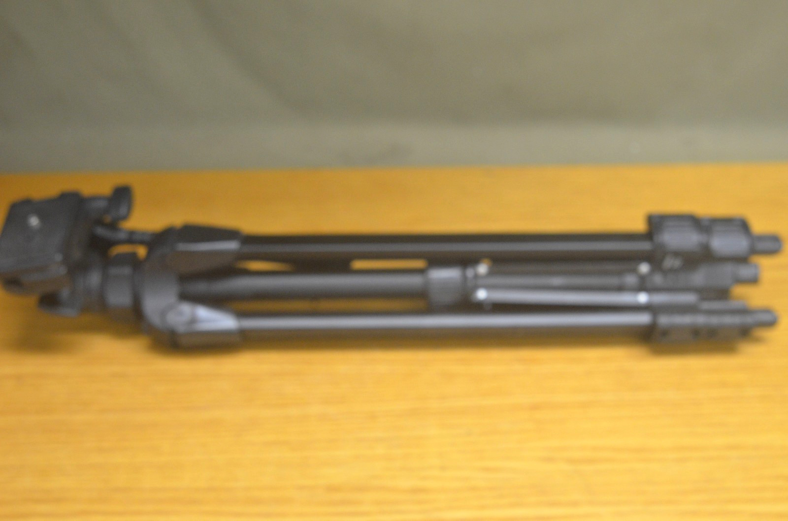 Magnus PV-3310 Tripod (4-A)