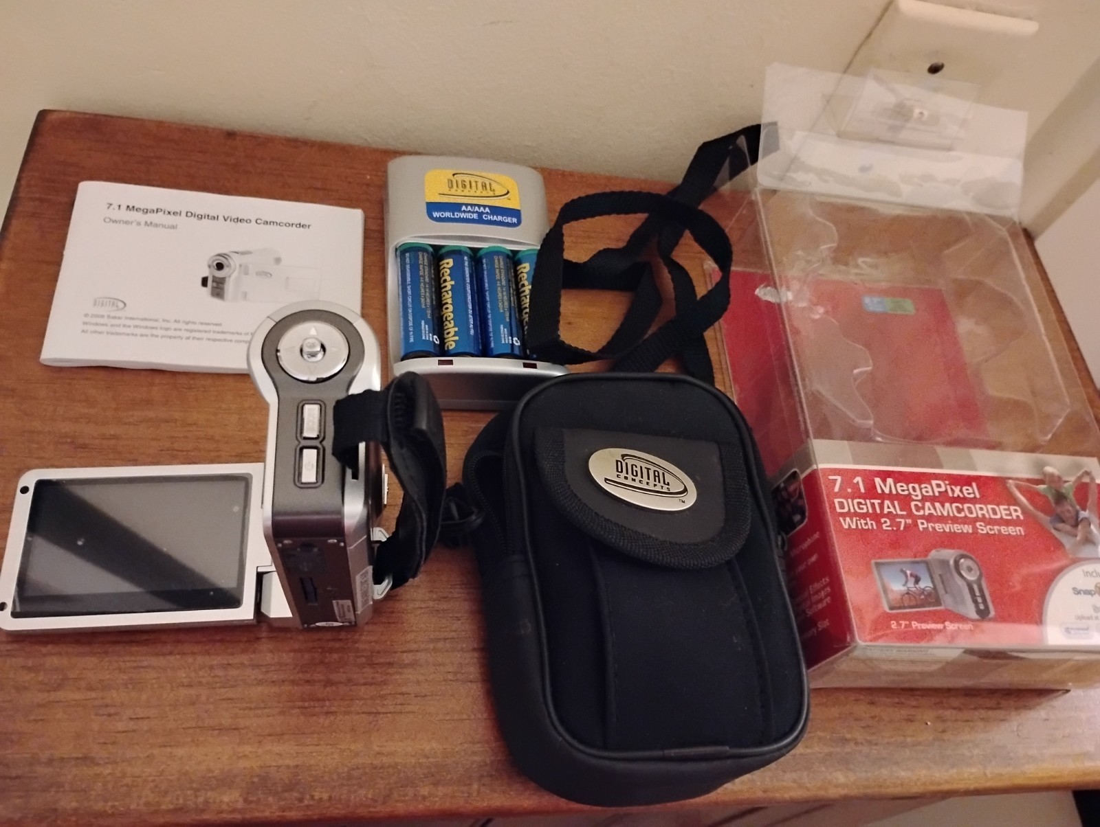 2008 Digital Concept 7.1 MegaPixel Digital Camcorder w  2.7 Preview Screen Works