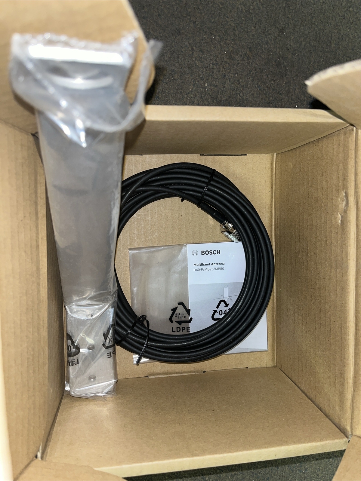 BOSCH AKIT-TRA6927M3-001, 4G/3G Multiband Phantom Antenna W/ 25 ft cable & mount