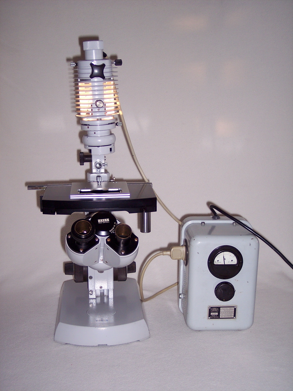 Carl Zeiss 47 33 07 - 9902 Microscope with power supply