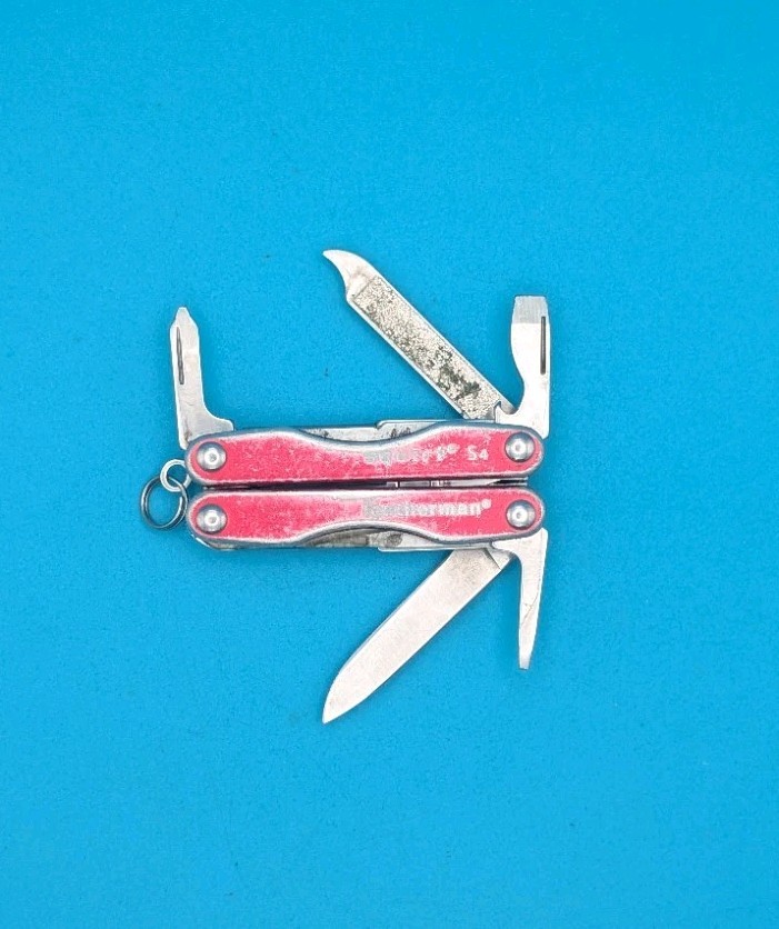 Leatherman Squirt S4 Multi-Tool, Key Ring, Retired, RED! USED/FAIR