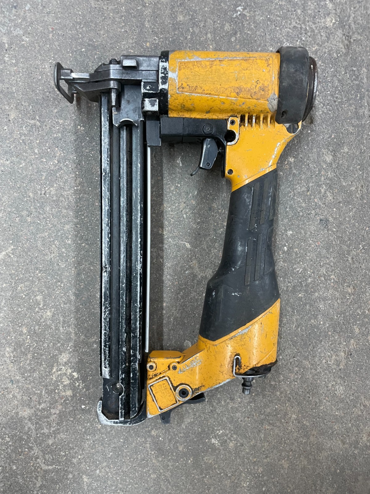 Bostitch Wide Crown Stapler 438S2R-1 16 Gauge Staple Gun 1" Crown Pneumatic
