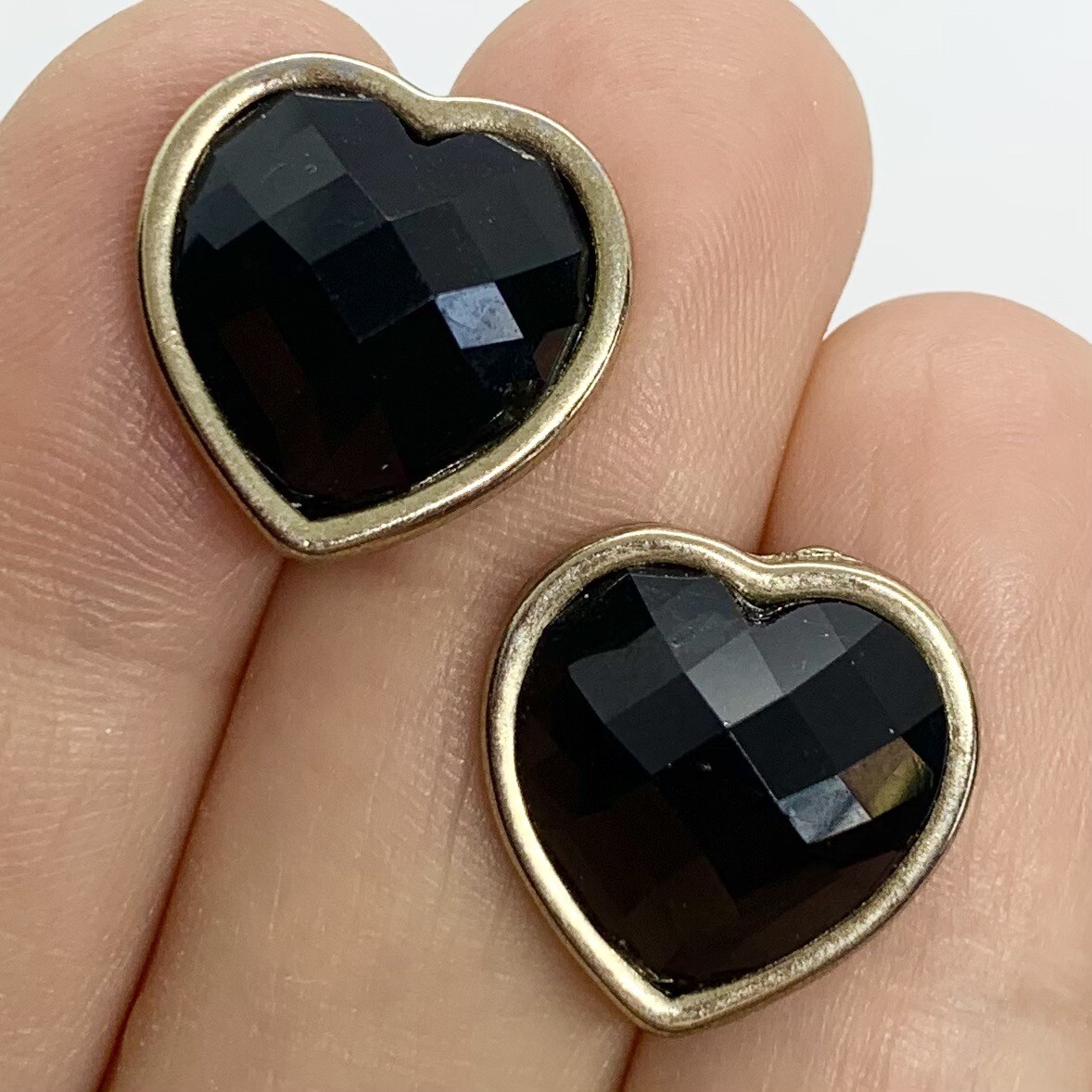 VTG BLACK HEART FACETED ACRYLIC CHUNKY STUD GOLD EARRINGS PIERCED POST 5/8”
