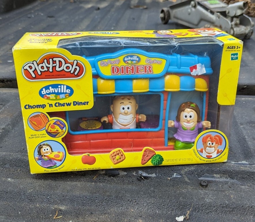 2004 Retired Play-Doh Dohville Chomp 'N Chew Diner Collectible Toy Play Set