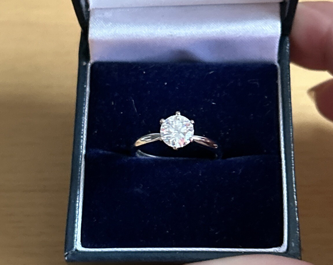 Gorgeous 925 Silver Moissanite Solitaire Ring /Size M/ N / 1ct