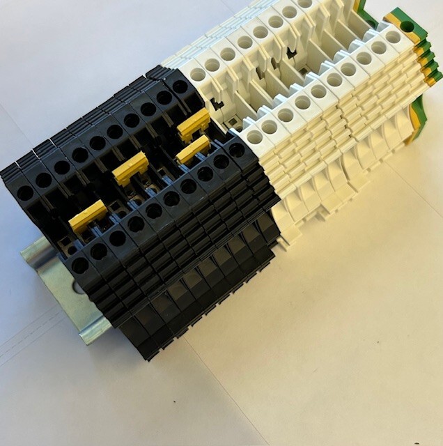 DIN Rail Terminal Block Kit 10 pcs, 12-22 AWG , 600V, 25A, GND Term, 10 jumpers,