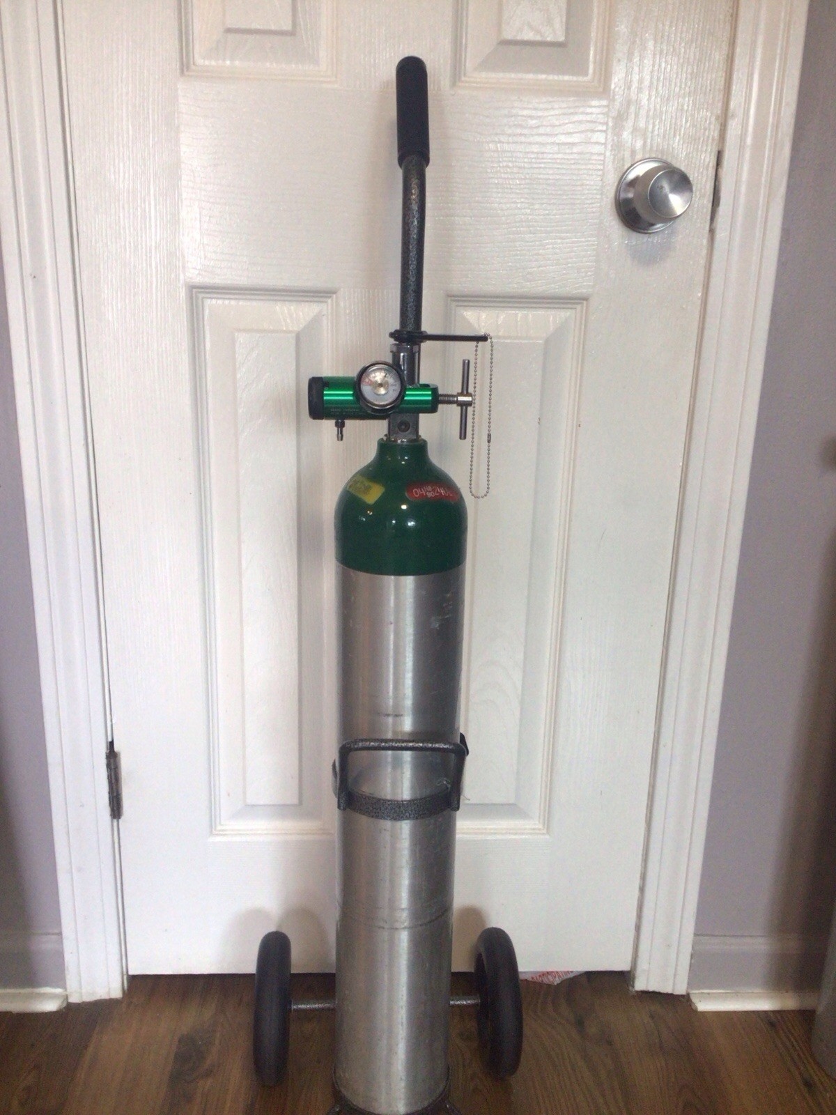 E Size Oxygen Tank / Cart / Regulator. See Photos. ***Use***