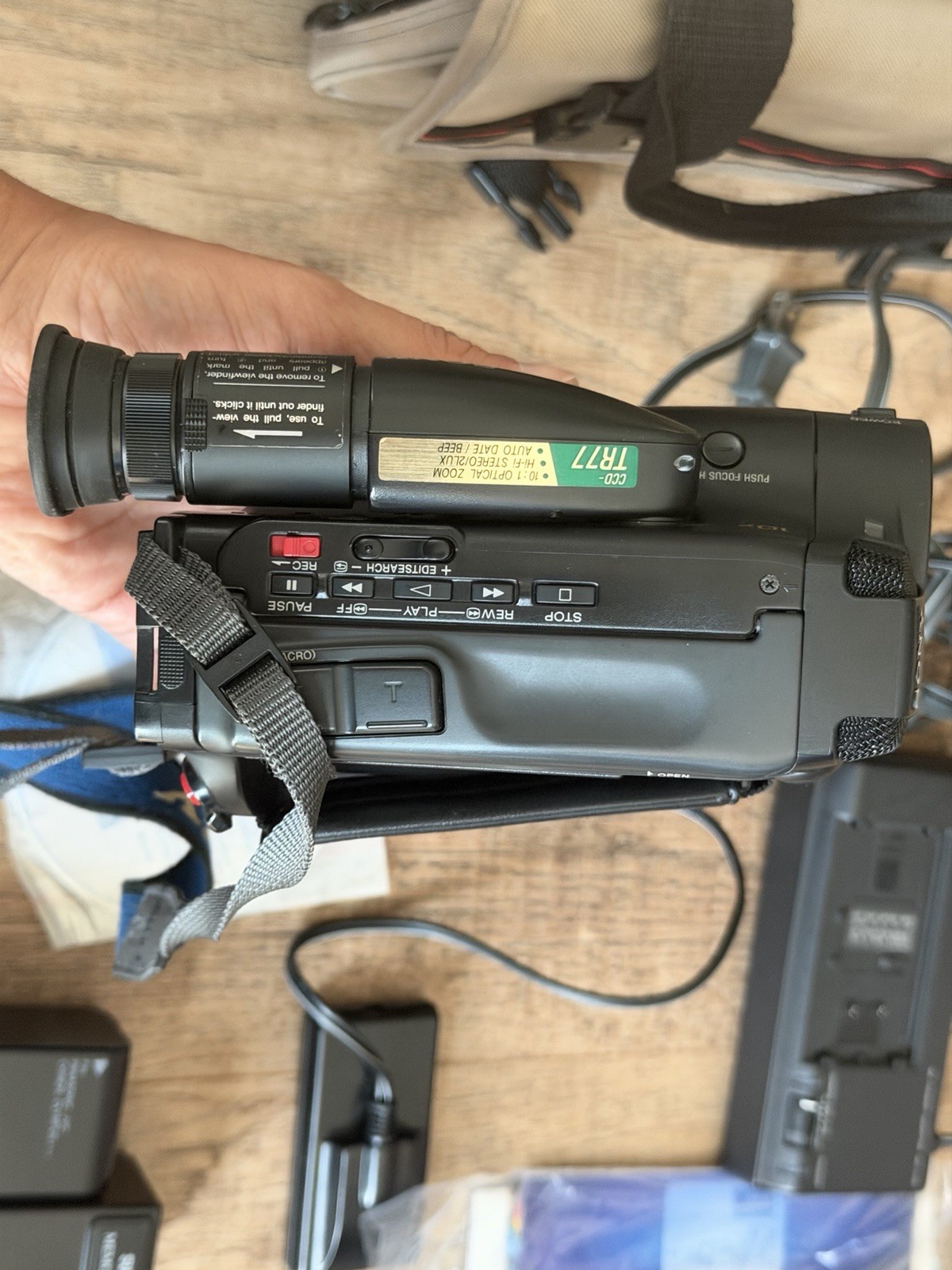 Sony Video 8 Handycam CCD-TR77 With Accessories READ DESCRIPTION