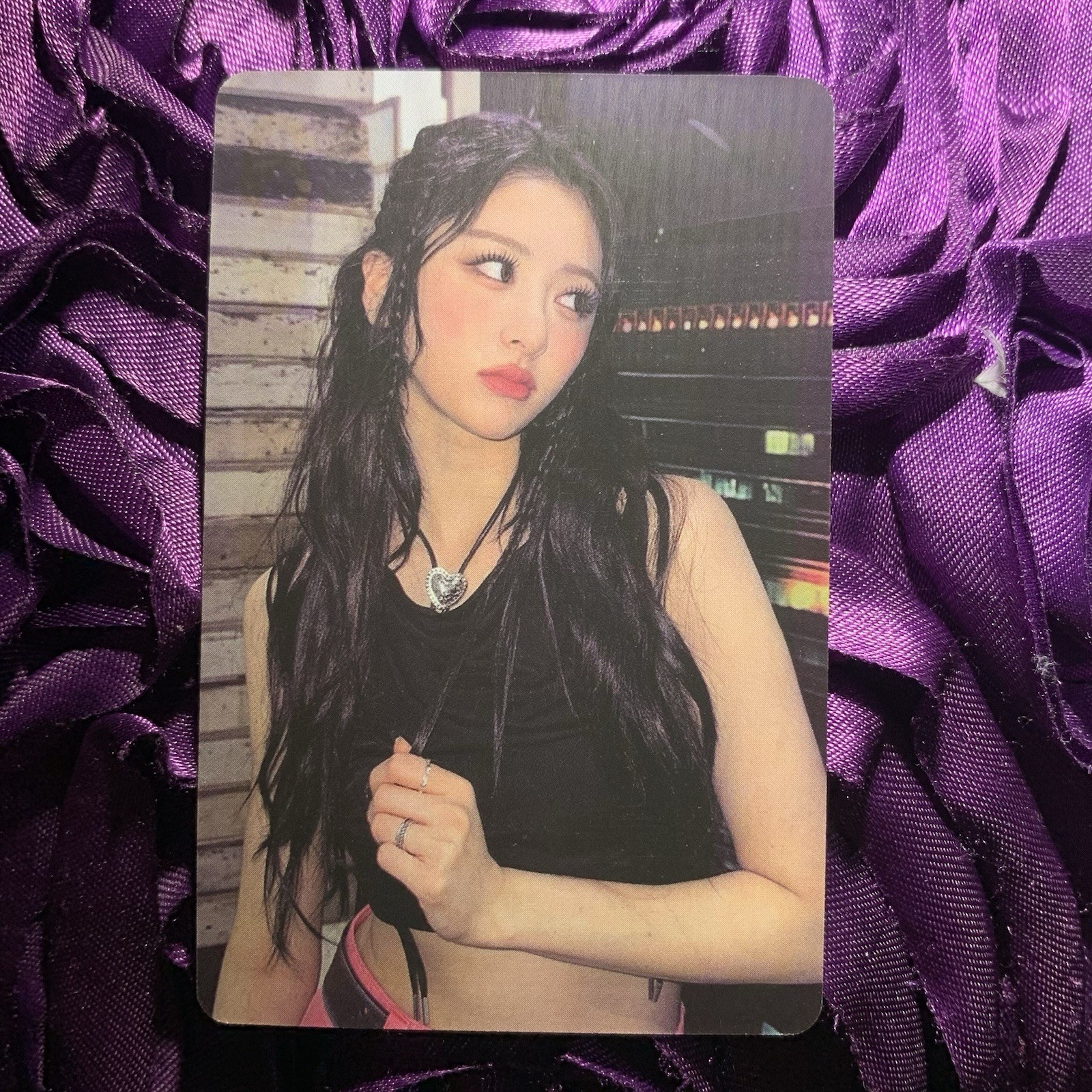 Yunjin LE SSERAFIM Black Night Celeb K-pop Girl Photo Card Side