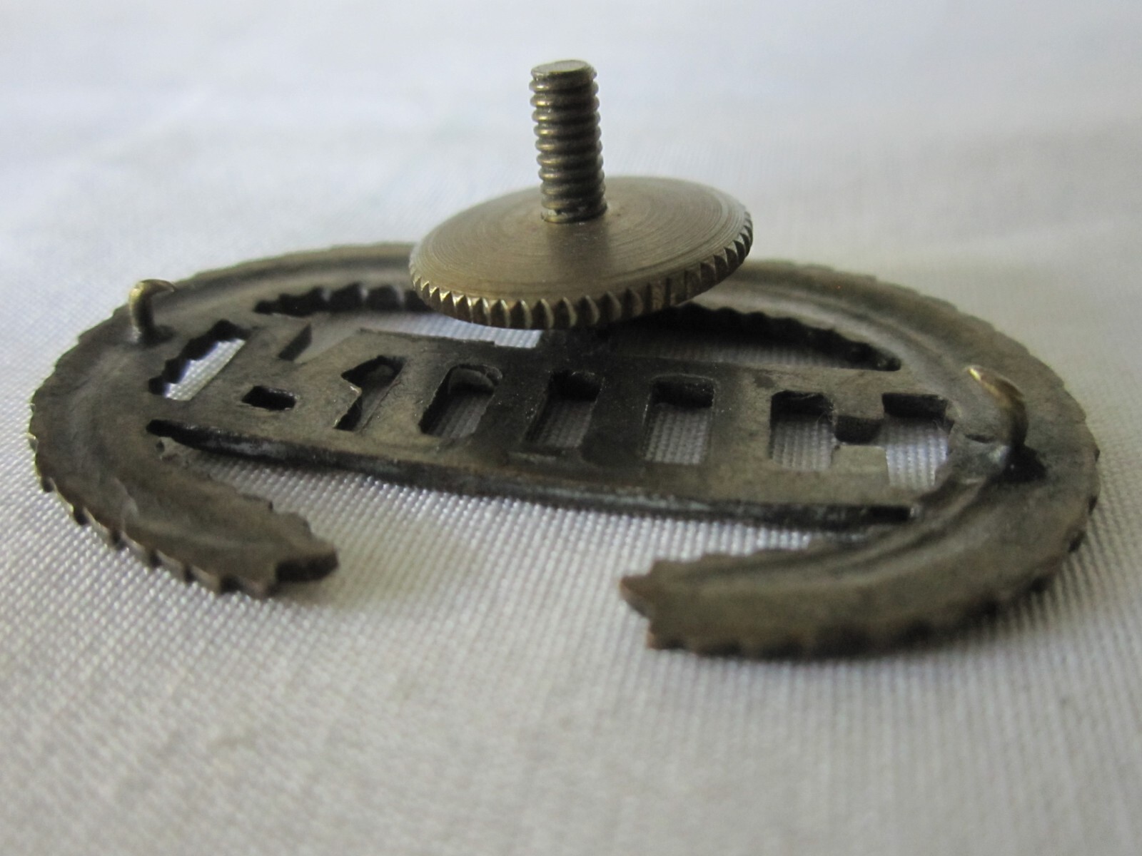 Vintage 1930's US Army Bronze ROTC Wreath Crest Screw Back Hat Pin Badge 1-3/4"