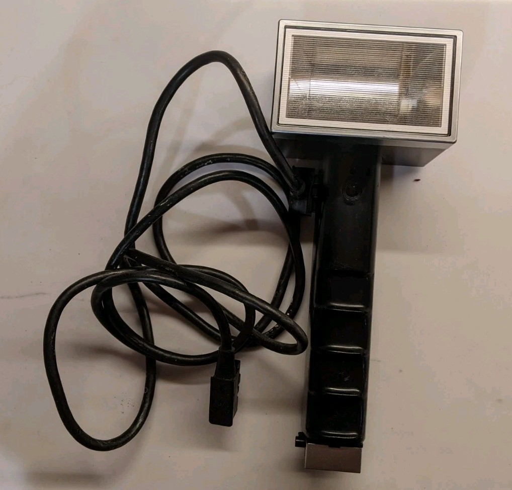Metz 202 Flash unit, sync cord, battery holder, strap - untested