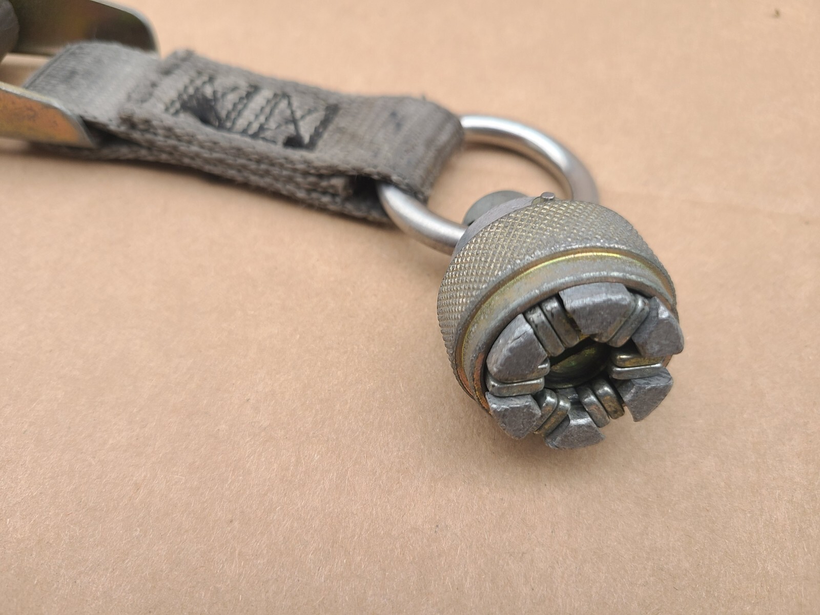 12 Jaw Fitting with round ring and ratchet strap