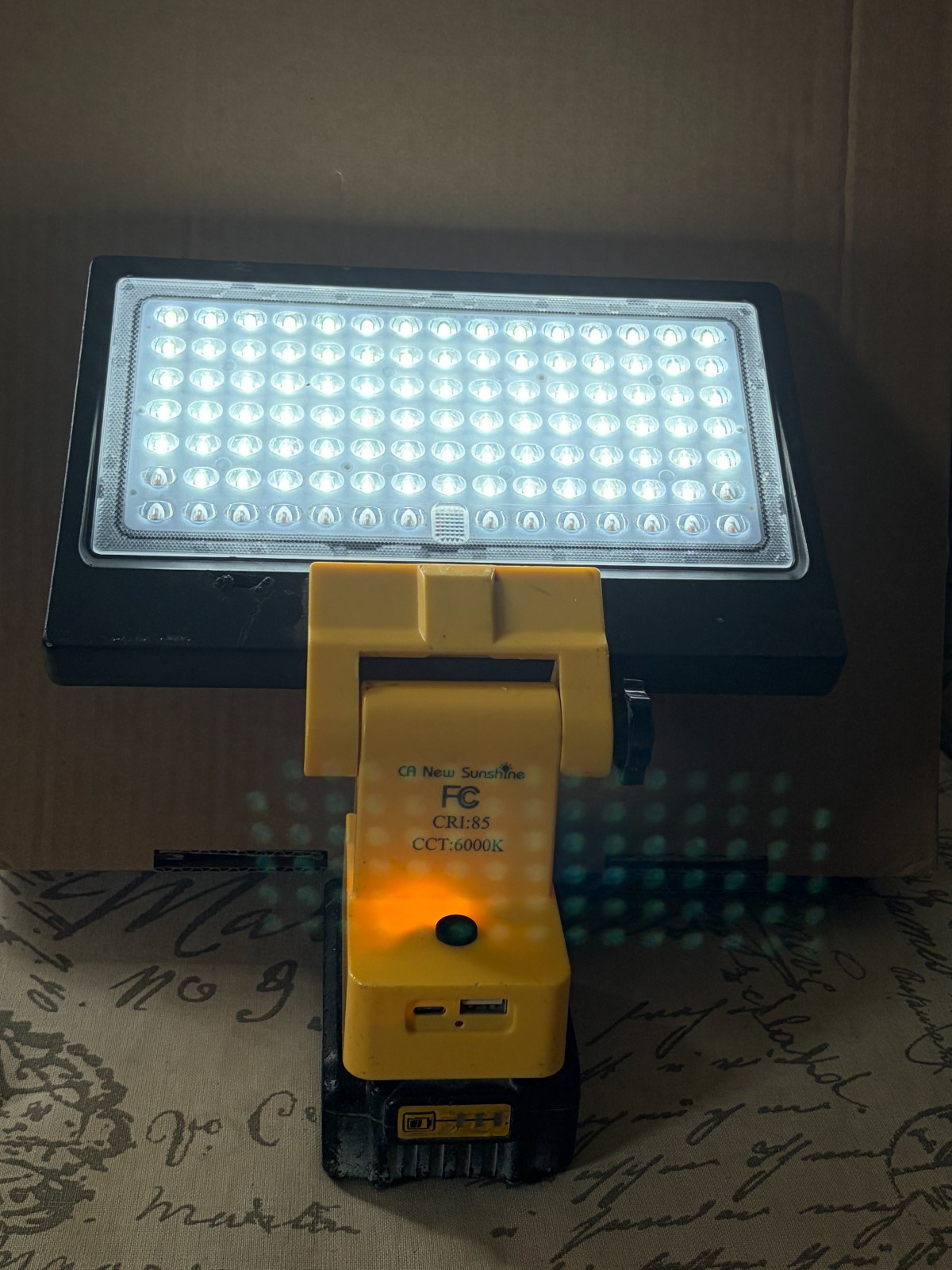 DeWalt 20V battery w/ 8" LED Flood Work Light with USB Port Lamp