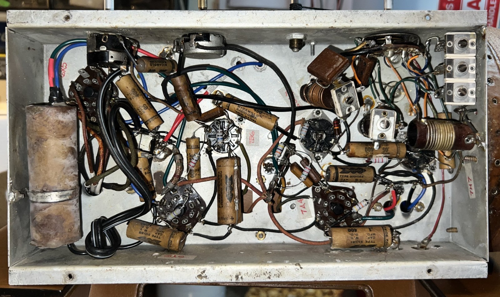 AIR KING Tabletop Broadcast Receiver. Model: 4604. Solid bones for nice rehab!