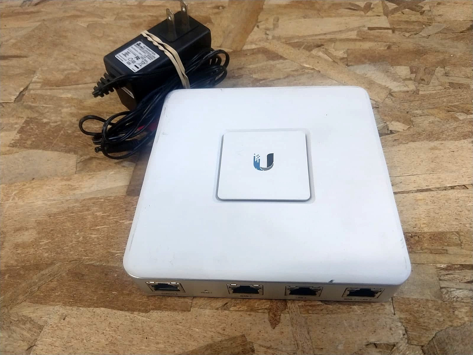 Ubiquiti UniFi Security Gateway Wired Gigabit Router USG With Supply (12a/b1)