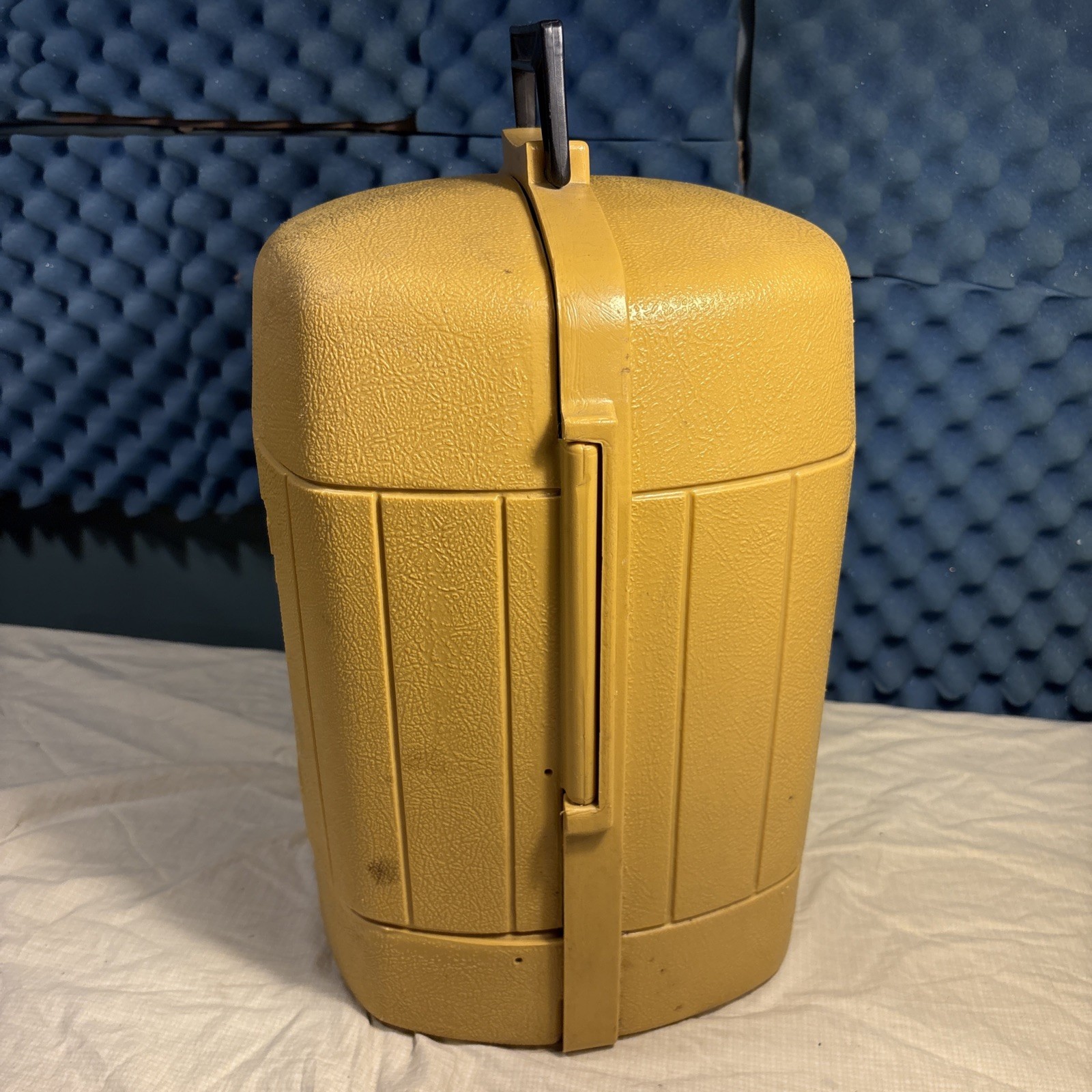 Coleman 220 275 Clam Shell Lantern Case NICE CONDITION 01-83