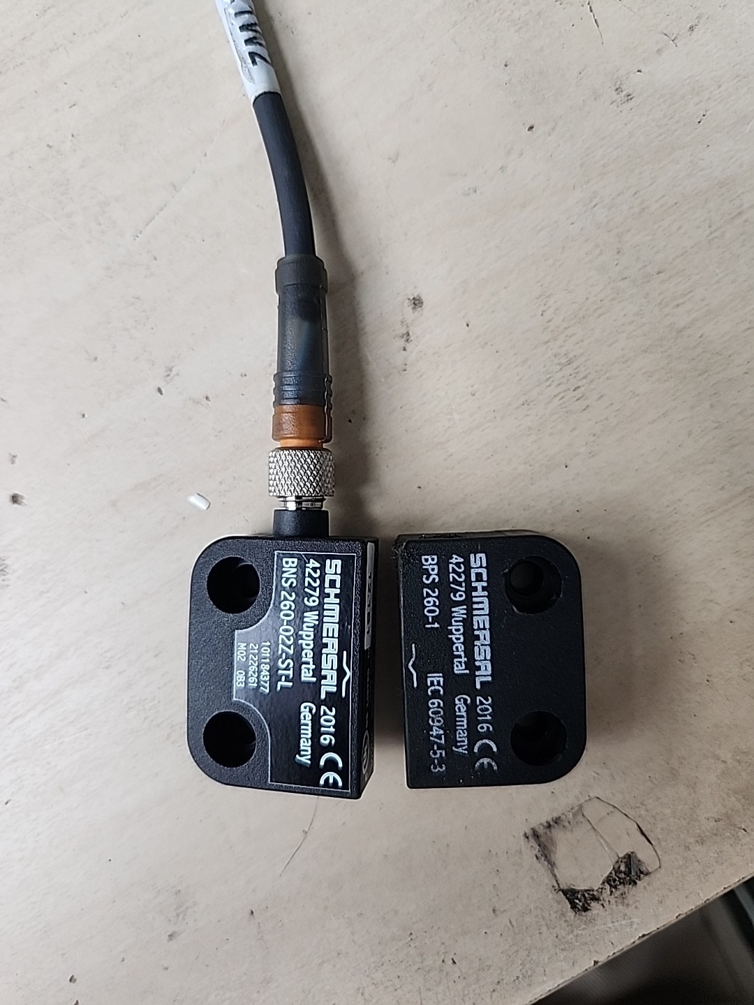 Schmersal Magnetic Safety Switch BNS 260-02Z-ST-L + Actuator BPS 260-1 Fast Ship