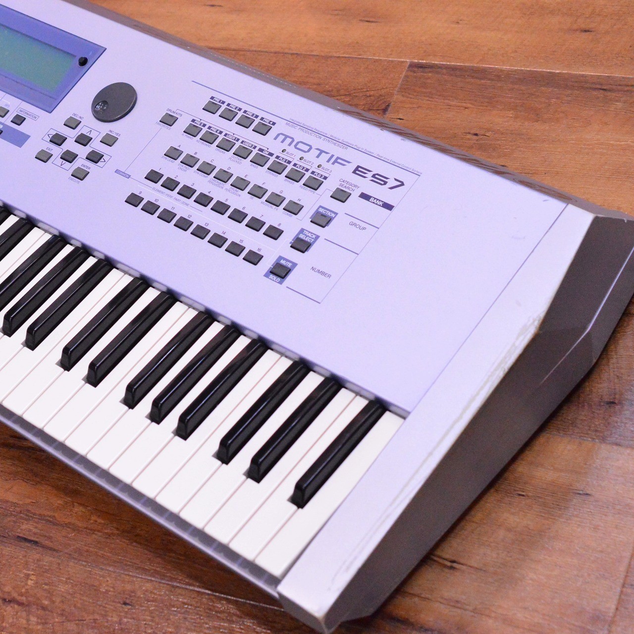 YAMAHA MOTIF ES7 76-Key Music Production Synthesizer