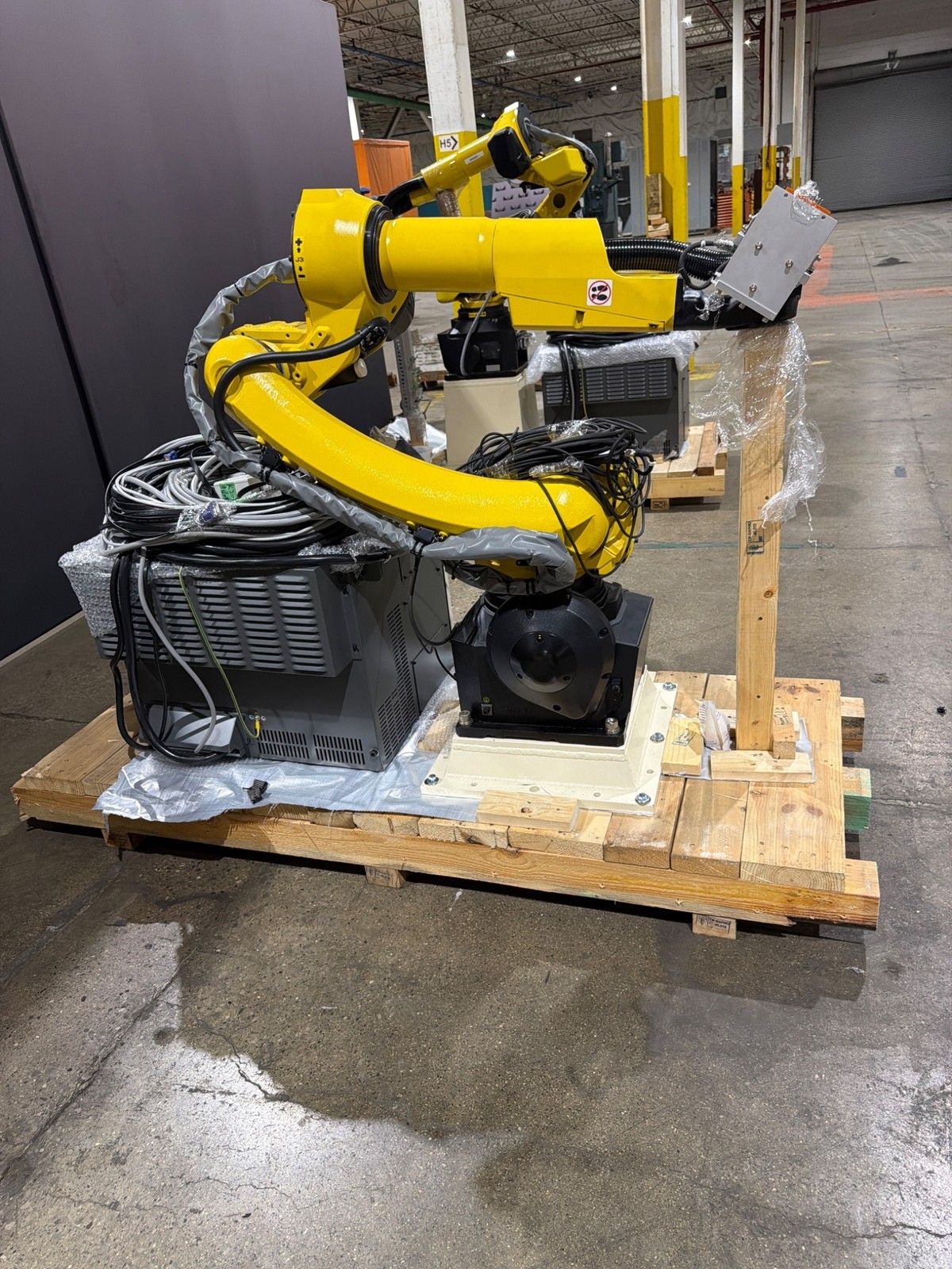 FANUC M‑10iD/10L Complete with R‑30iB Plus Controller USED