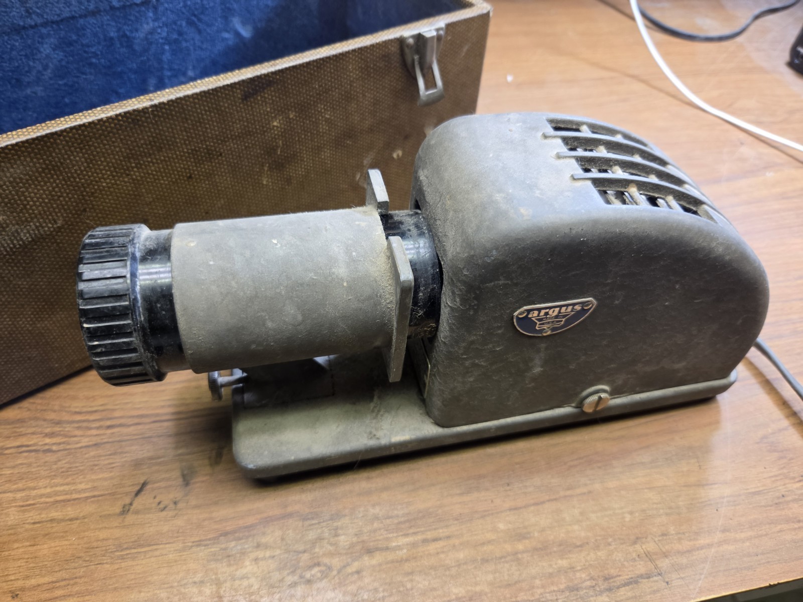 vintage argus 35mm slide projector With Case ( Working)