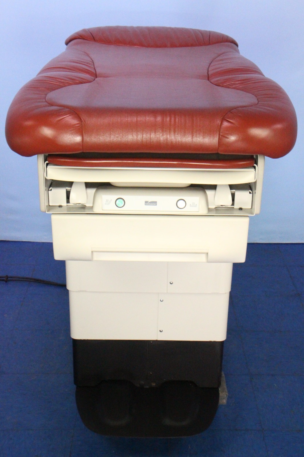 Midmark 623-008 Deluxe Power Exam Table Hi-Low w/ Hand Controller, Foot Control