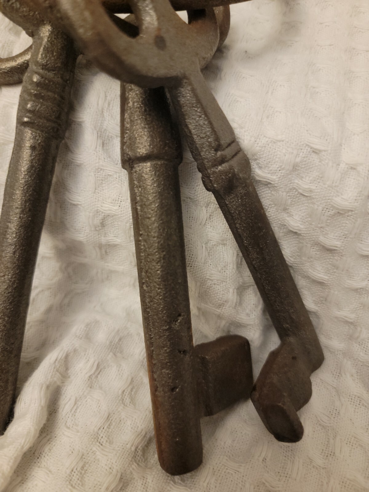 KEYS SET OF 4 CAST IRON Large Cast 7" Keys on Ring KEYRING
