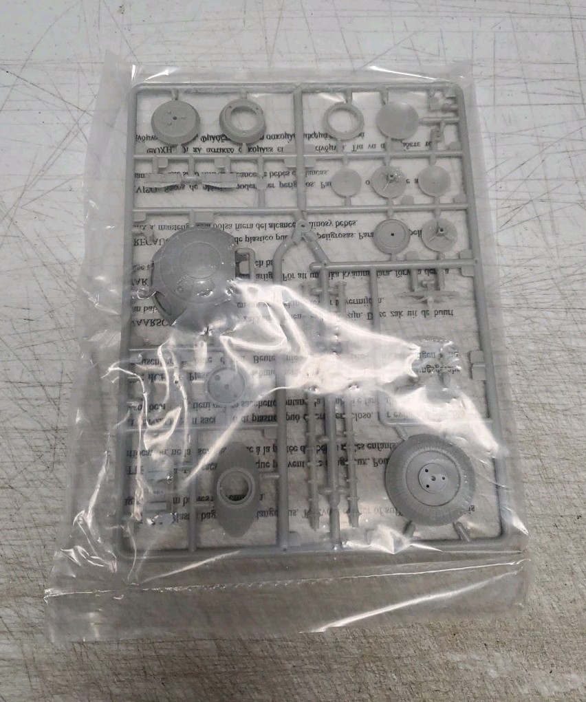 Moebius Models 2001: A Space Odyssey Discovery XD-1 Model Kit, 1:350 Scale