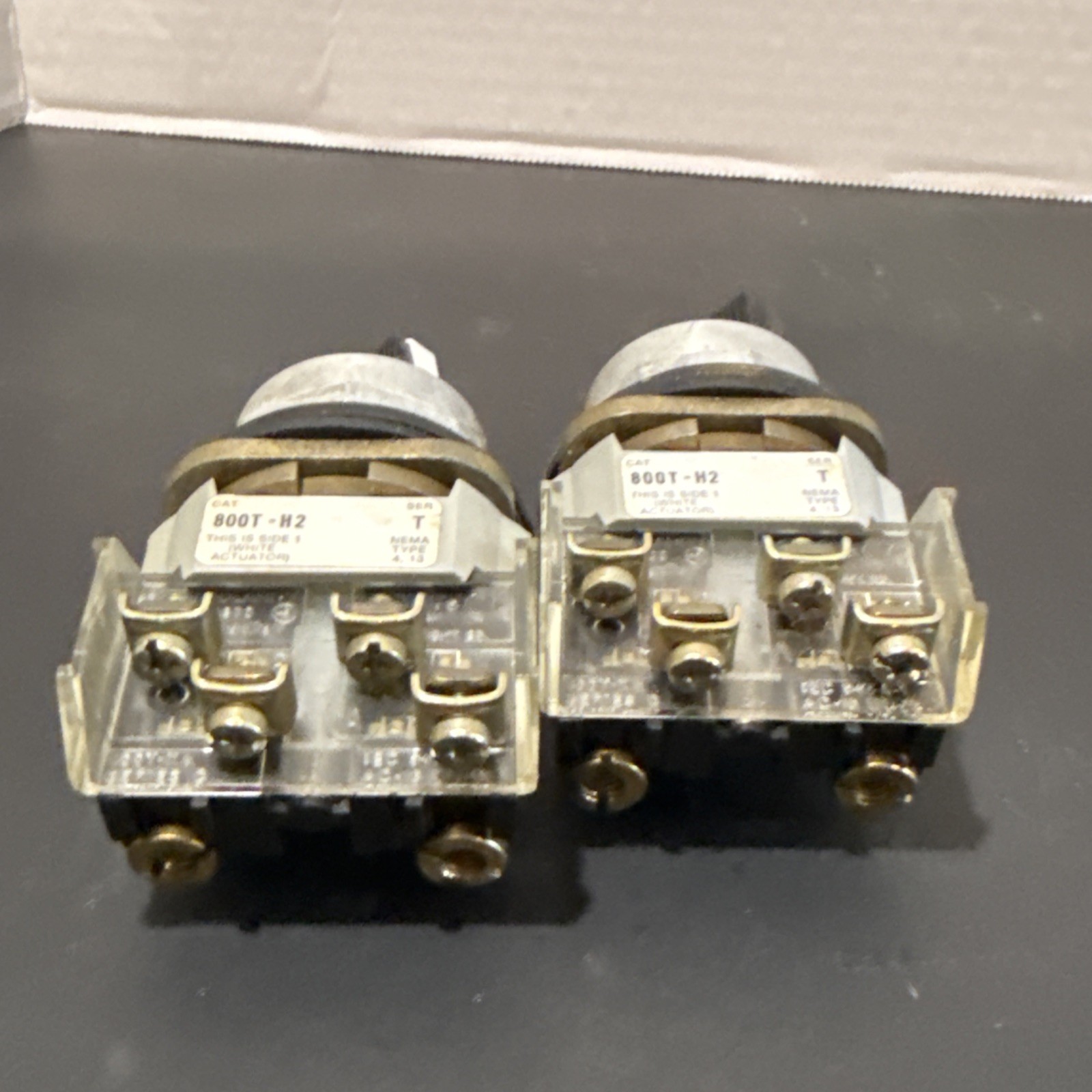 Allen-Bradley 800T-H2 30.5mm 2-position maintained selector switch Two Count Use