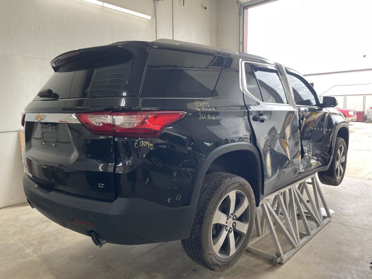 TRAVERSE 2018 Air Shutter 1090360