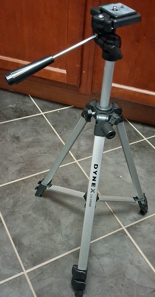 Dynex DX-NW080 Tripod With Carrying Case