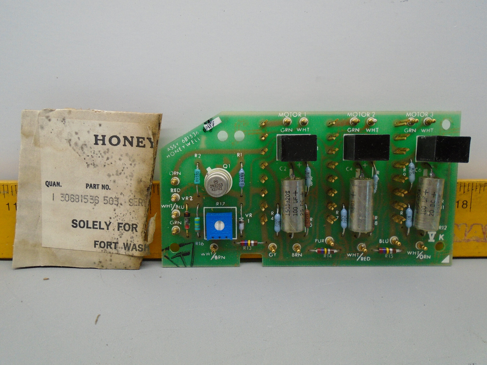 New Old Stock 30681536 503  Honeywell Circuit Board R21