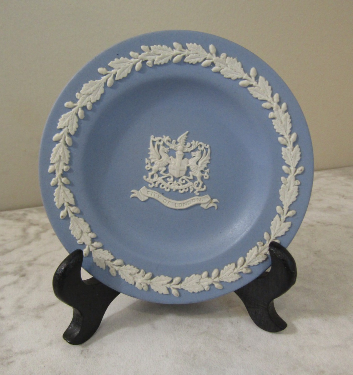 Vintage Wedgwood "City Of London" Plate 4.5" Blue And White Raised Trim + Stand
