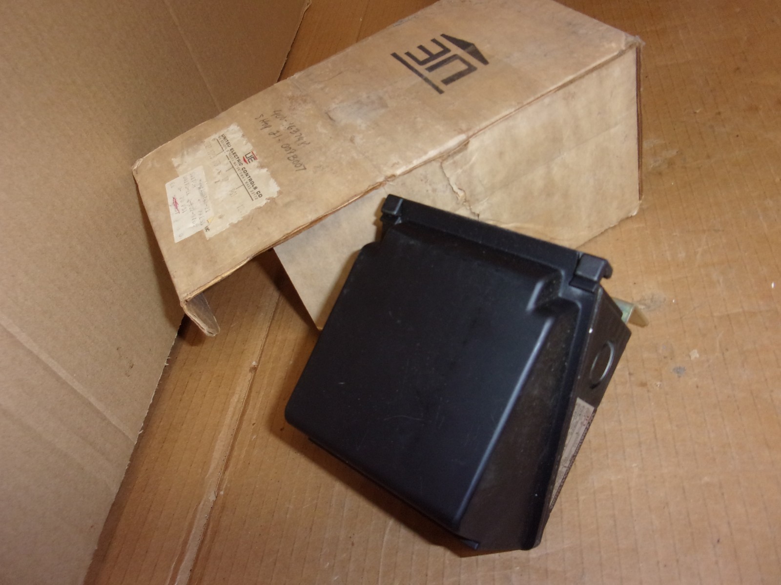 United Electric Pressure Control Switch , type J302 , model 453 , stock 1-769765