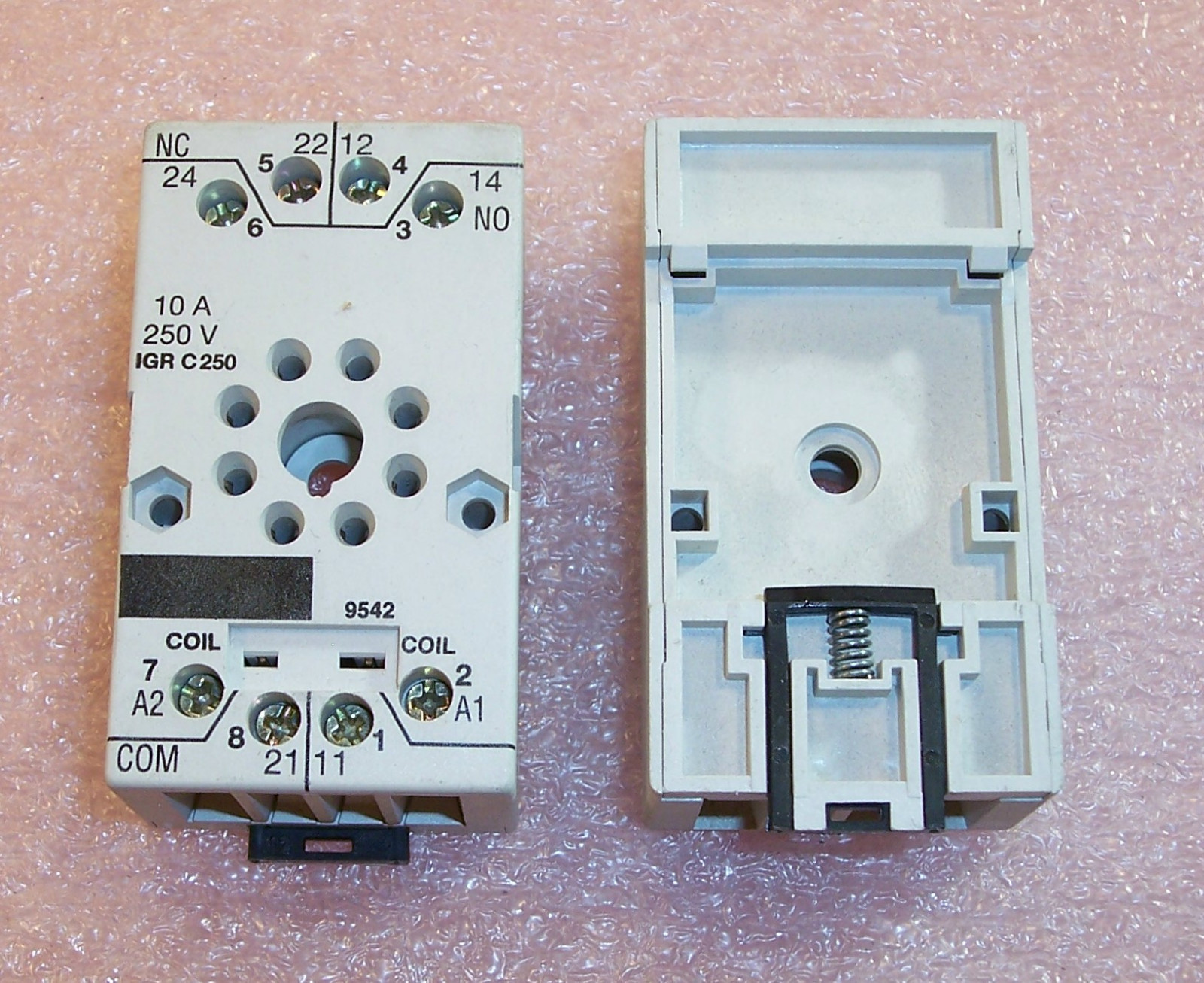 QTY (2)  2 POLE 8 PIN PLUG-IN RELAY SOCKETS 10A 250V ZVO IGRC250