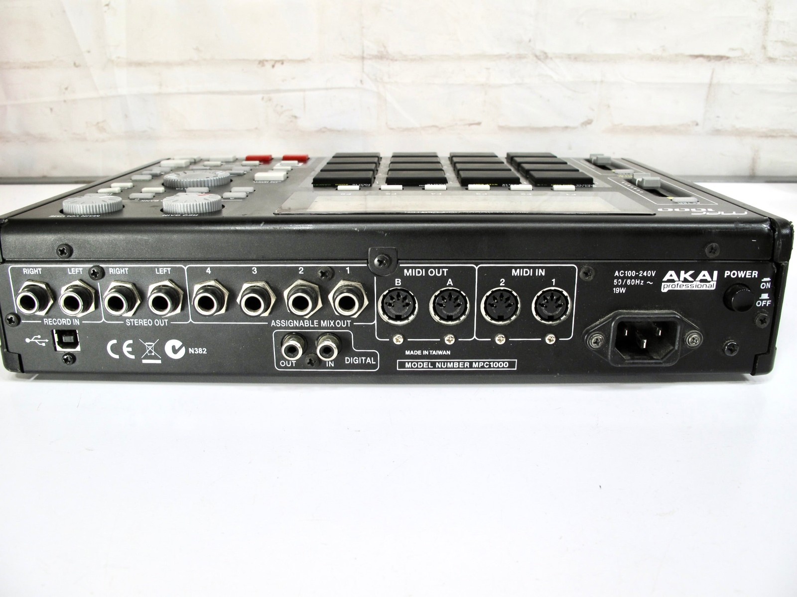 Akai MPC1000 Sampler and Sequencer with 128MB RAM