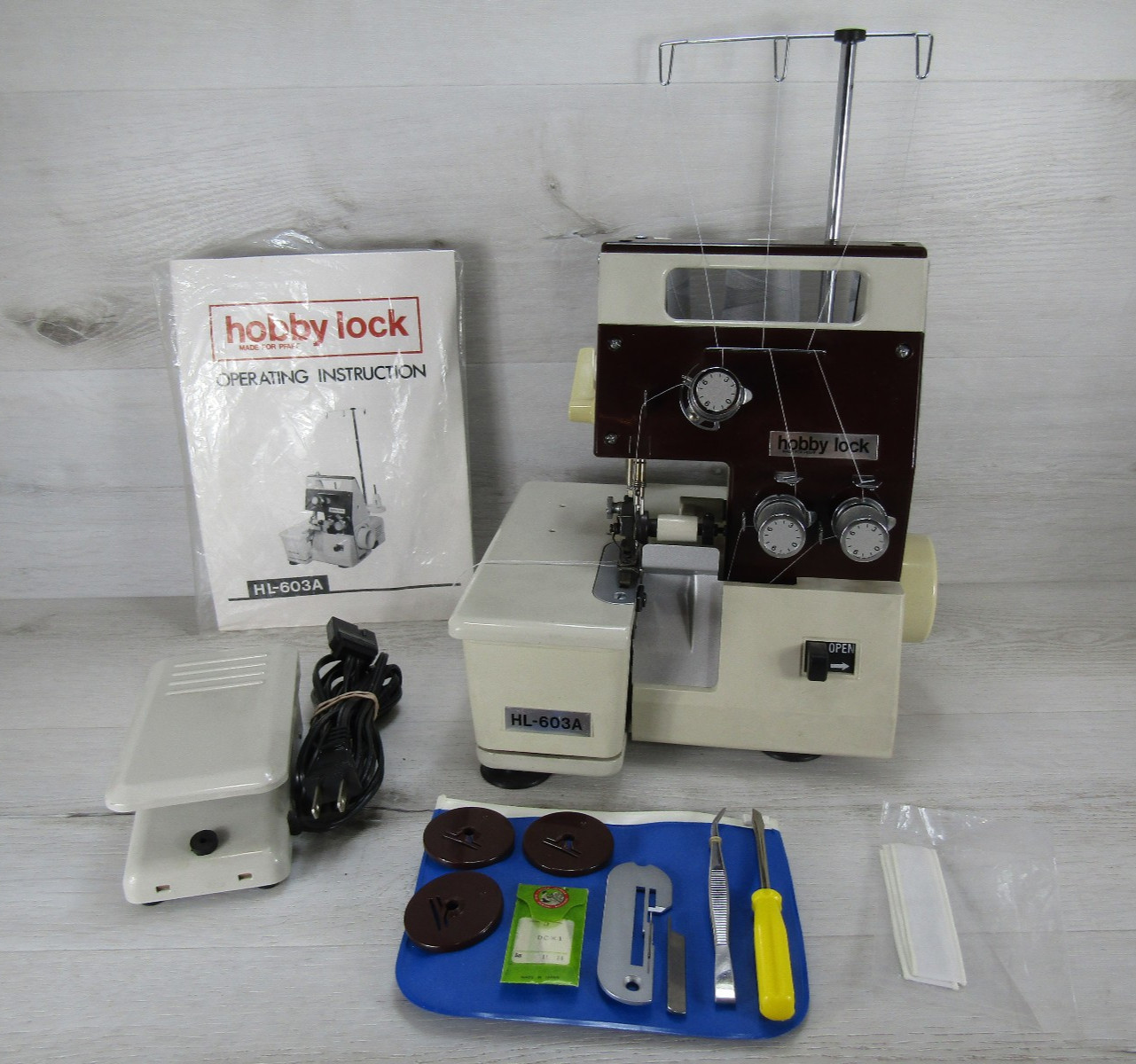 Hobby Lock Pfaff HL-603A Serger Sewing Machine Working with Accessories Vintage