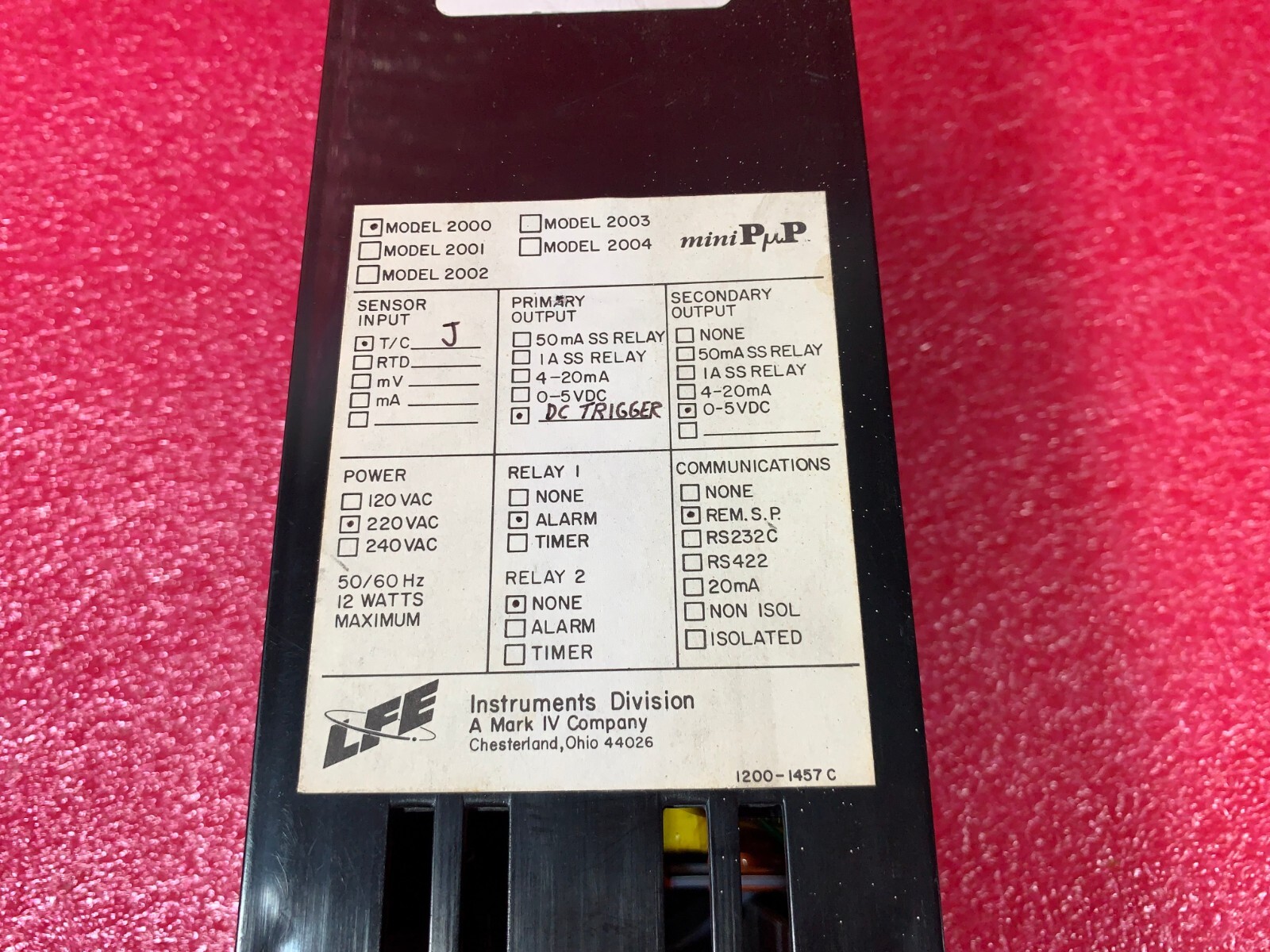 LFE Instruments Temperature Controller 220VAC 4-20mA Model 2000
