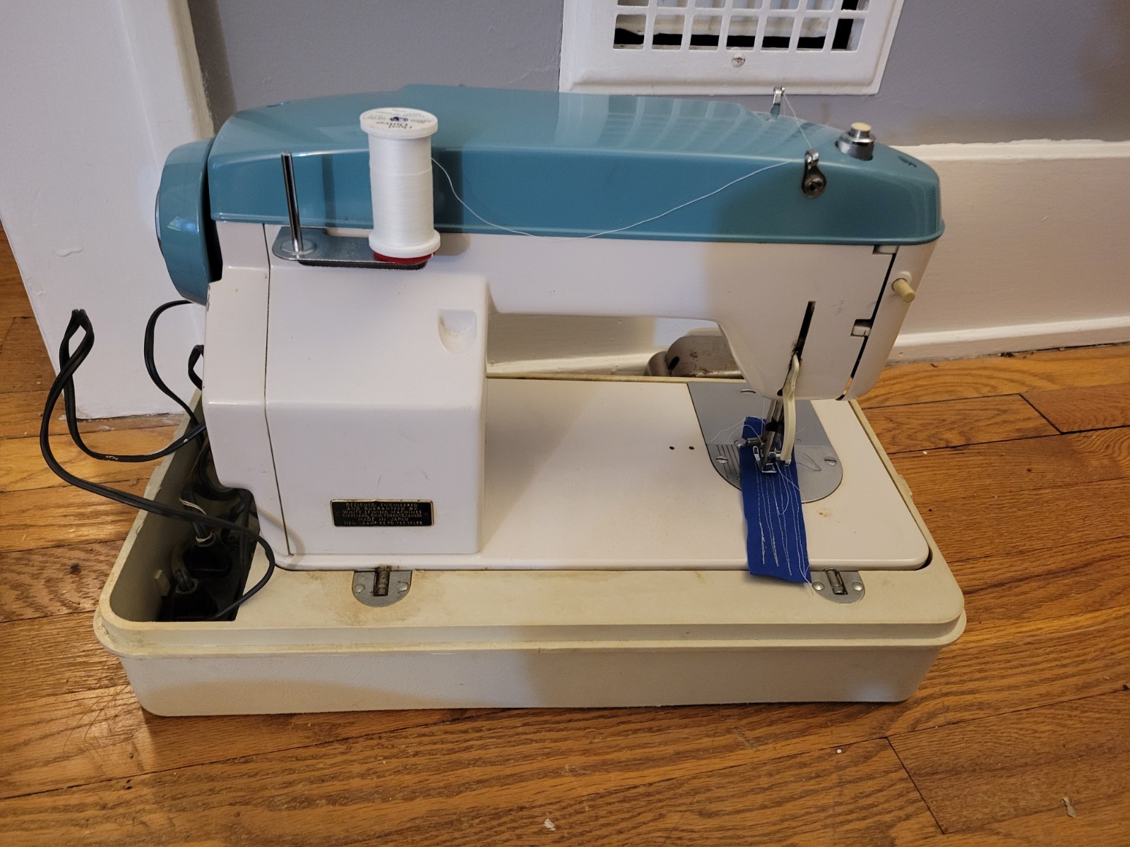 WHITE STRETCH STITCHES 940 Sewing Machine W/Pedal & Carrying Case NICE WORKS