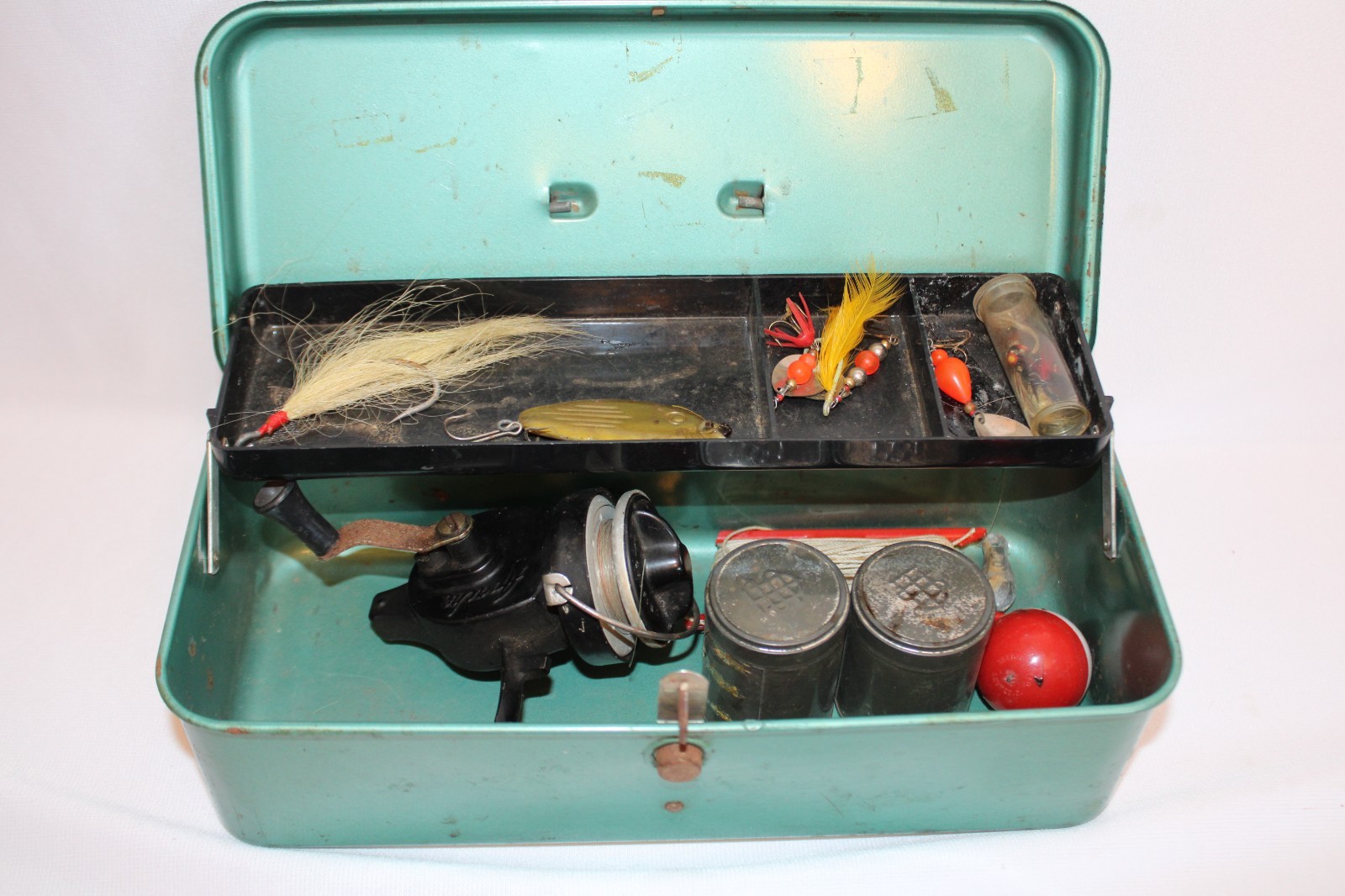 VINTAGE AIREX  APACHE FISHING REEL & TACKLE BOX w/CONTENT LURES ETC.
