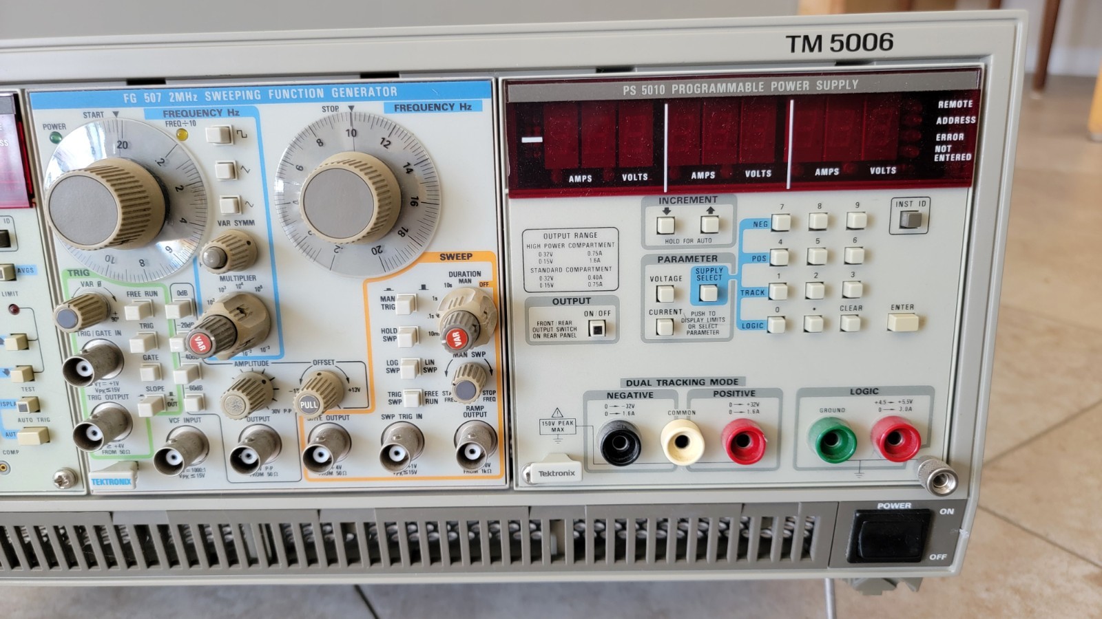 Tektronix TM5006 CHASSIS with DC5010 + FG-507 + PS-5010 MODULES