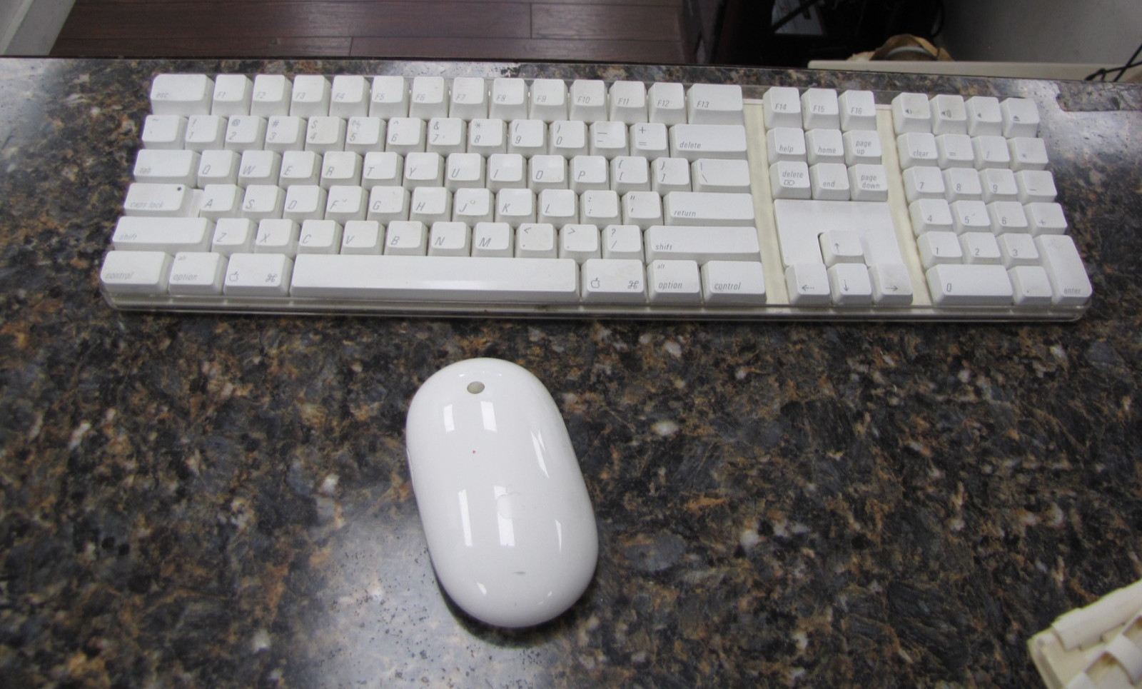 Vintage Apple A1016 Wireless Keyboard & Apple A1197 Mouse - White