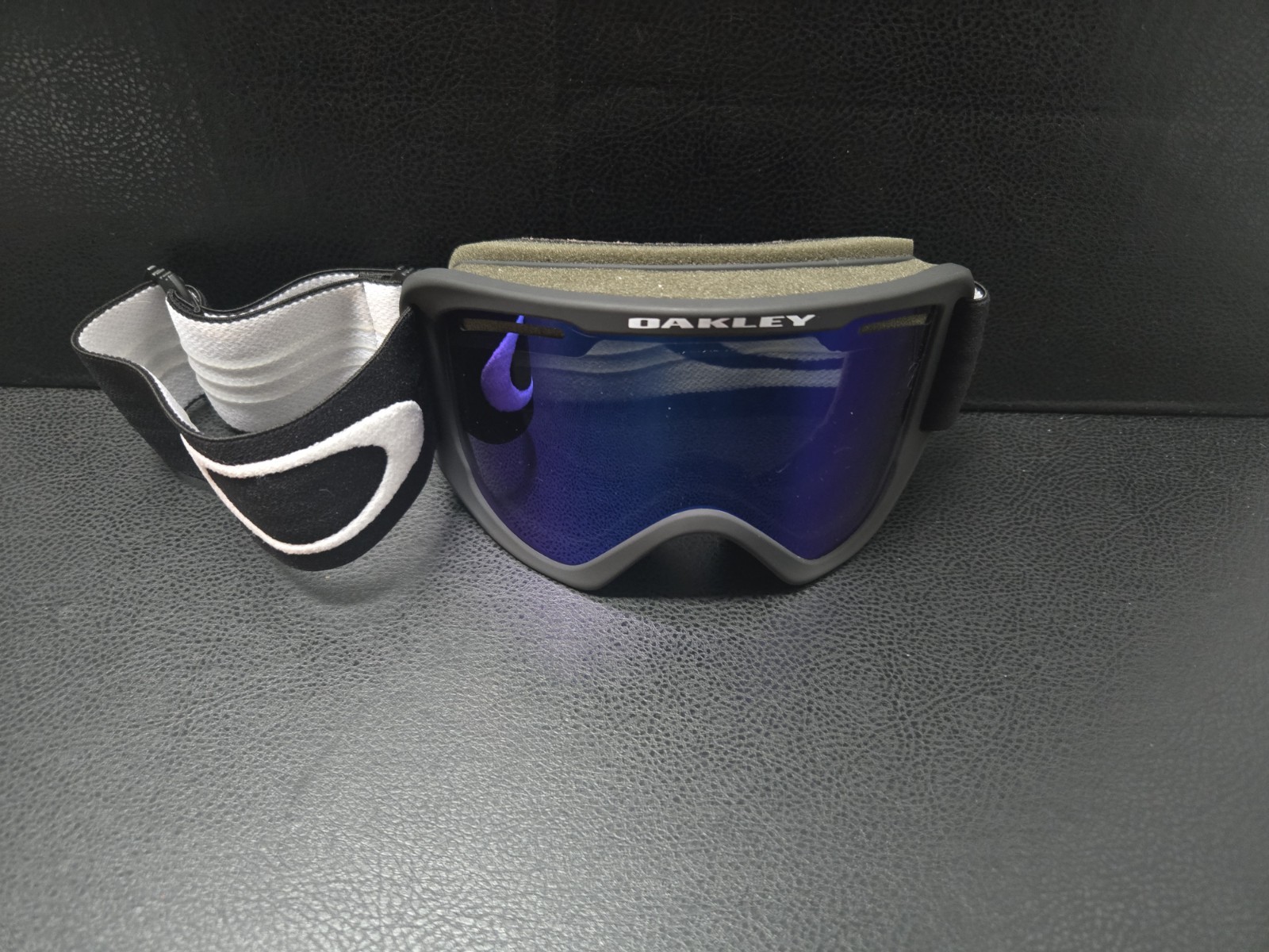 Oakley L Frame SNOW Goggles Matte Black Blue Iridium Lens Ski Snowboard OTG